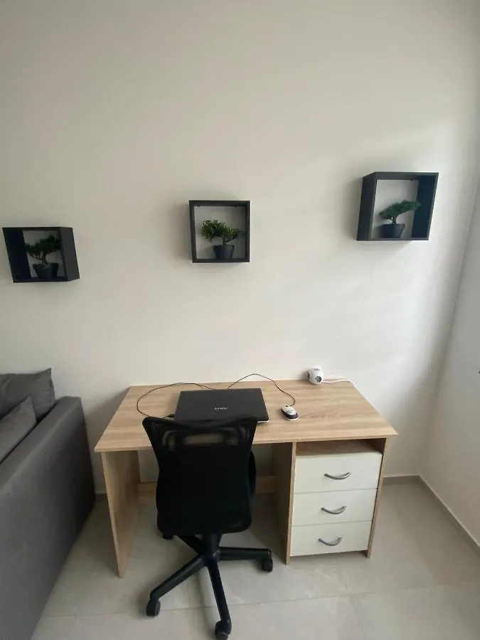Superbe petite appartement lumineux bien décoré avec Netflix gratuit Charleroi 0*,  Belgique