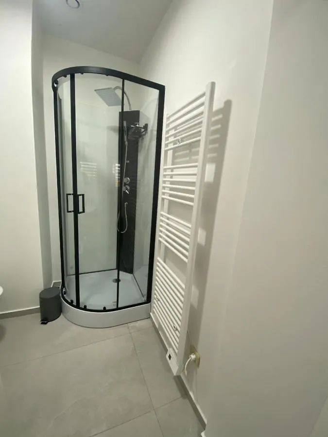 Superbe petite appartement lumineux bien décoré avec Netflix gratuit Charleroi 0*,