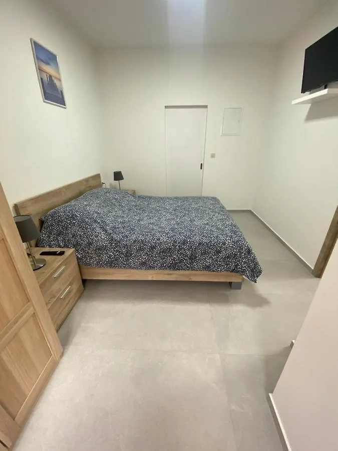 Superbe petite appartement lumineux bien décoré avec Netflix gratuit Charleroi