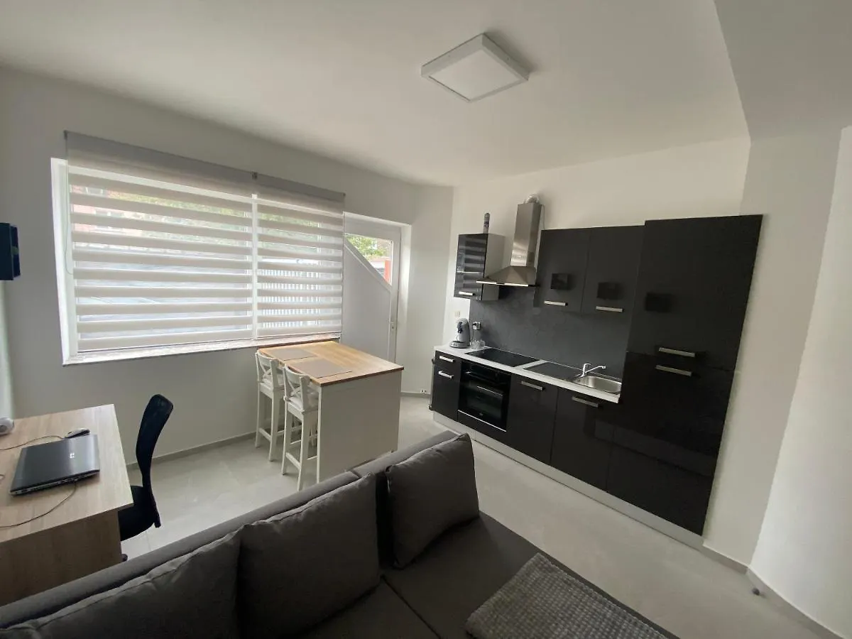 Superbe petite appartement lumineux bien décoré avec Netflix gratuit Charleroi